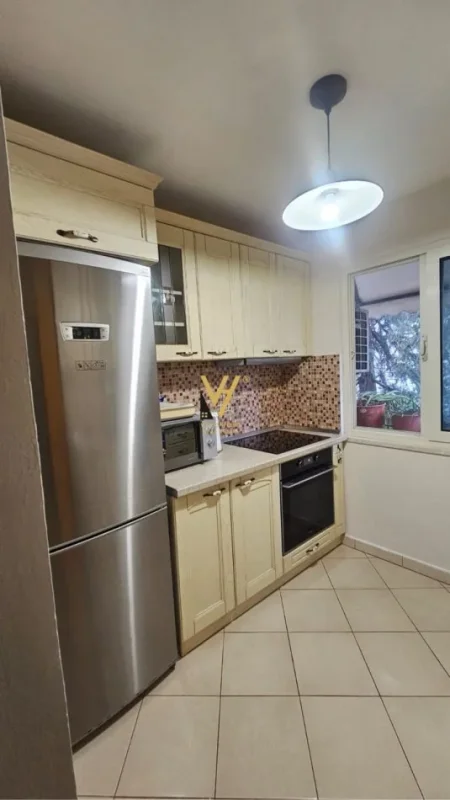 Tirane, jepet me qera apartament 2+1+Ballkon Kati 3, 80 m² 700 € (RRUGA SOTIR PECI, BLLOKU I AMBASADAVE)