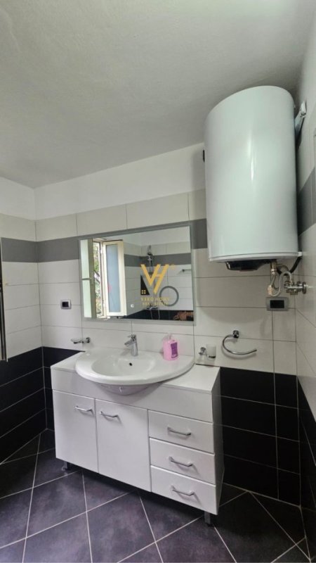 Tirane, jepet me qera apartament 2+1+Ballkon Kati 3, 80 m² 700 € (RRUGA SOTIR PECI, BLLOKU I AMBASADAVE)