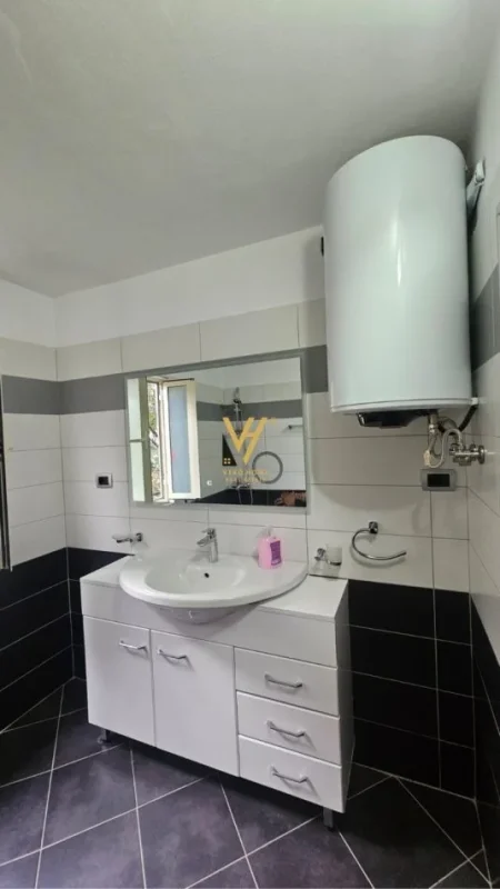 Tirane, jepet me qera apartament 2+1+Ballkon Kati 3, 80 m² 700 € (RRUGA SOTIR PECI, BLLOKU I AMBASADAVE)