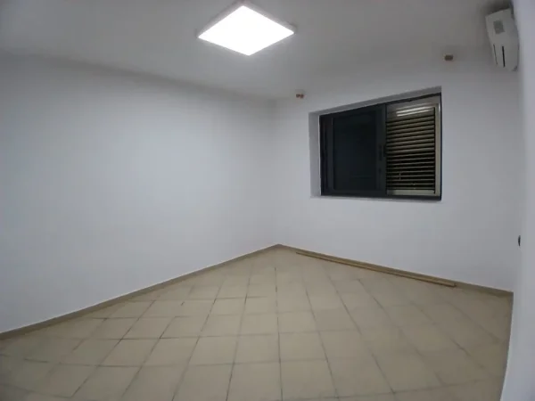Tirane, jepet me qera ambjent biznesi Kati 2, 60 m² 600 € (Fortuzi)