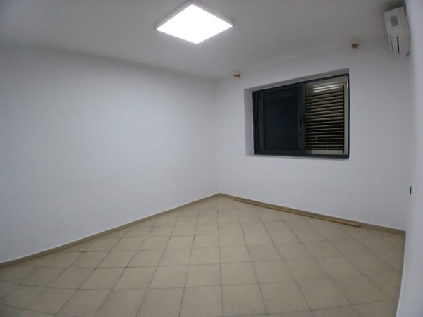 Tirane, jepet me qera ambjent biznesi Kati 2, 60 m² 600 € (Fortuzi)