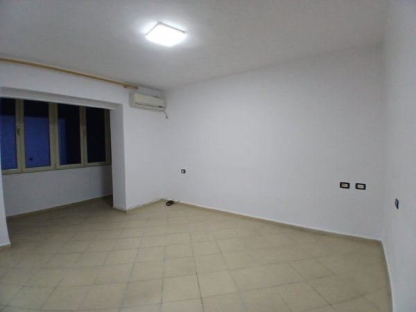 Tirane, jepet me qera ambjent biznesi Kati 2, 60 m² 600 € (Fortuzi)