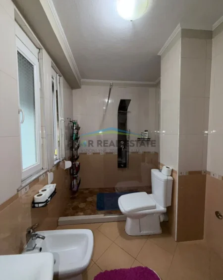 Tirane, jepet me qera apartament 2+1 +Post Parkimi  Kati 4, 80 m² 80.000 All ( ISH Ekspozita)