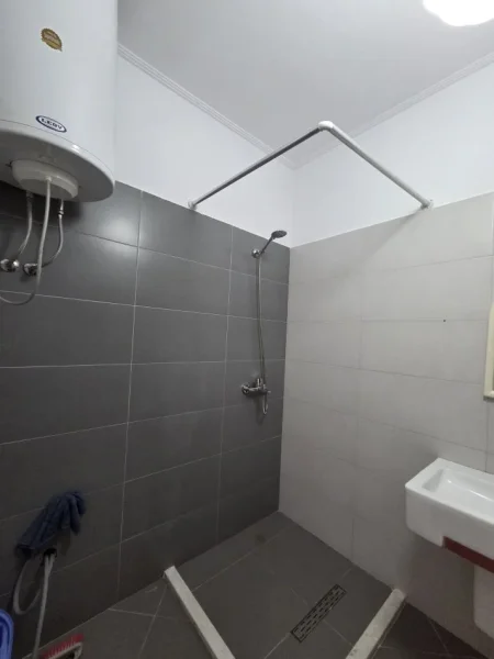 Tirane, jepet me qera apartament 1+1 Kati 2, 70 m² 400 € (Selite)