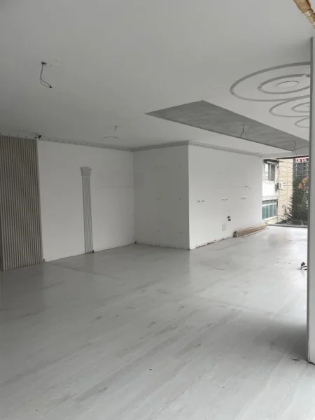 Tirane, jepet me qera zyre Kati 1, 72 m² 1.200 € (ZOGU I ZI)