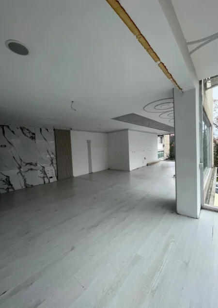 Tirane, jepet me qera zyre Kati 1, 72 m² 1.200 € (ZOGU I ZI)