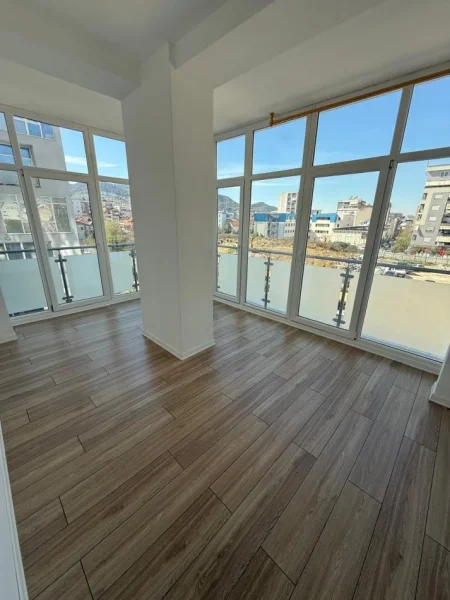 Tirane, jepet me qera zyre Kati 2, 135 m² 1.600 € (Komuna e Parisit)