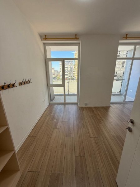 Tirane, jepet me qera zyre , 135 m² 1.600 € 