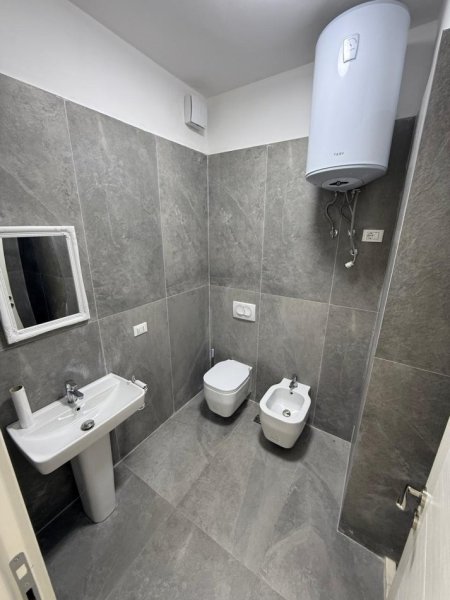 Tirane, jepet me qera zyre , 135 m² 1.600 € 