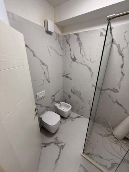 Tirane, jepet me qera zyre , 135 m² 1.600 € 