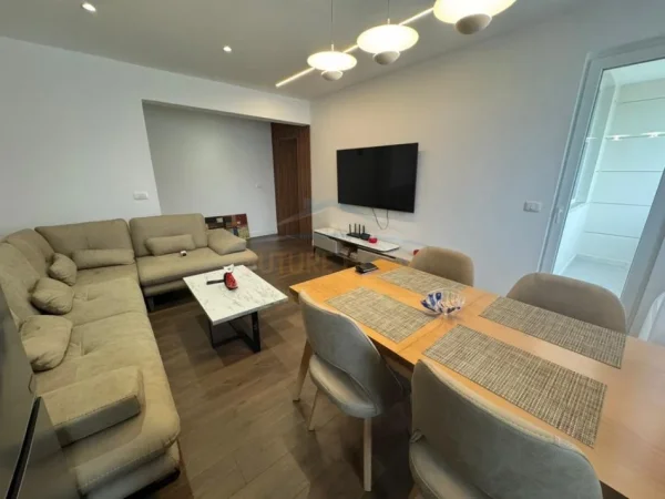 Tirane, jepet me qera apartament 2+1 Kati 8, 75 m² 1.000 € 