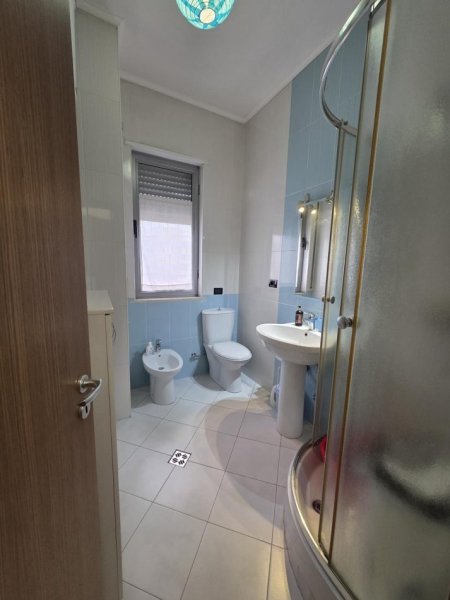 Tirane, jepet me qera apartament 1+1+Ballkon Kati 7, 60 m² 800 € (Pazari i Ri)