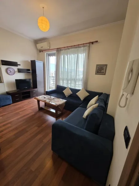 Tirane, jepet me qera apartament 1+1+Ballkon Kati 7, 60 m² 800 € (Pazari i Ri)
