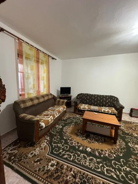 Tirane, jepet me qera apartament 2+1+Ballkon Kati 1, 117 m² 450 € (ne rrugen Besa Tirane.)