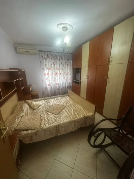 Tirane, jepet me qera 3+1+Ballkon Kati 2, 127 m² 750 € (Pranë Shkollës “Petro Nini Luarasi”)