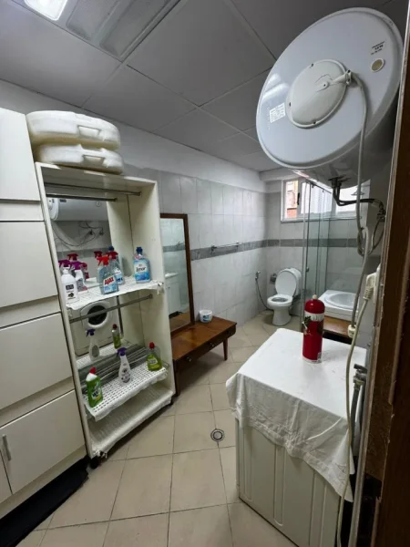 Tirane, jepet me qera 3+1+Ballkon Kati 2, 127 m² 750 € (Pranë Shkollës “Petro Nini Luarasi”)