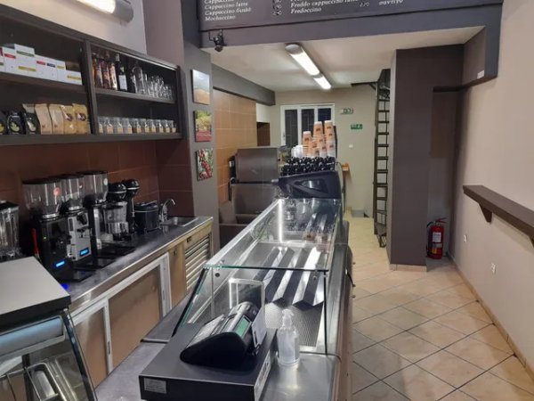 Tirane, jepet me qera dyqan Kati 0, 95 m² 1.560 € (Rruga e Dibres)