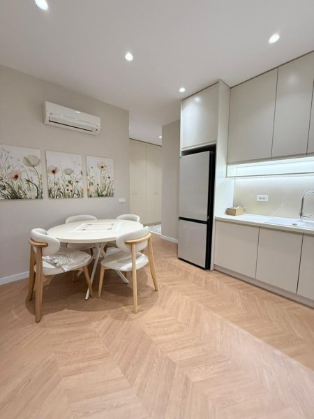 Tirane, jepet me qera apartament 2+1 Kati 4, 90 m² 1.000 € (Liqeni i Thate)