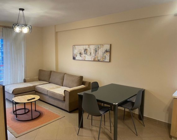 Tirane, jepet me qera apartament 2+1+Ballkon Kati 4, 100 m² 800 € (LIQENI THATE)