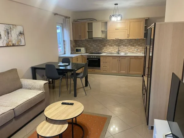 Tirane, jepet me qera apartament 2+1+Ballkon Kati 4, 100 m² 800 € (LIQENI THATE)
