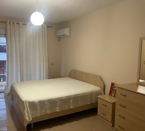 Tirane, jepet me qera apartament 2+1+Ballkon Kati 4, 100 m² 800 € (LIQENI THATE)