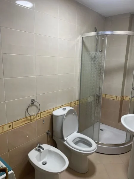 Tirane, jepet me qera apartament 2+1+Ballkon Kati 4, 100 m² 800 € (LIQENI THATE)
