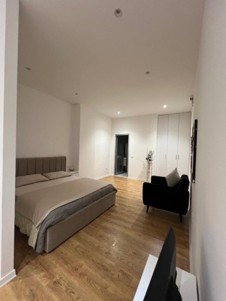 Jepet me qera garsonier prane Qendres te Rr.Barrikadave  550 €