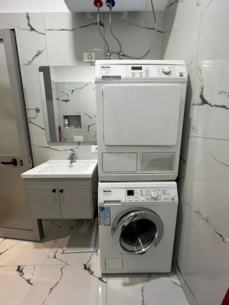 Jepet me qera garsonier prane Qendres te Rr.Barrikadave  550 €