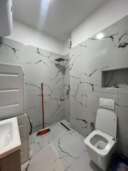 Jepet me qera garsonier prane Qendres te Rr.Barrikadave  550 €