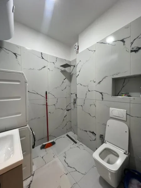 Jepet me qera garsonier prane Qendres te Rr.Barrikadave  550 €
