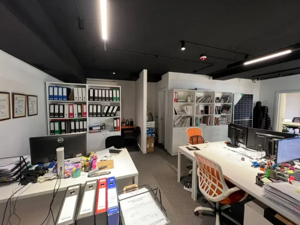 Jepet  me qera zyre  te Pazari i ri totalisht e arreduar Kati 2, 72 m² 1.000 € (Pazari i ri)