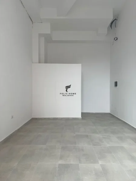 Tirane, jepet me qera zyre Kati 0, 28 m² 300 € (OXHAKU)