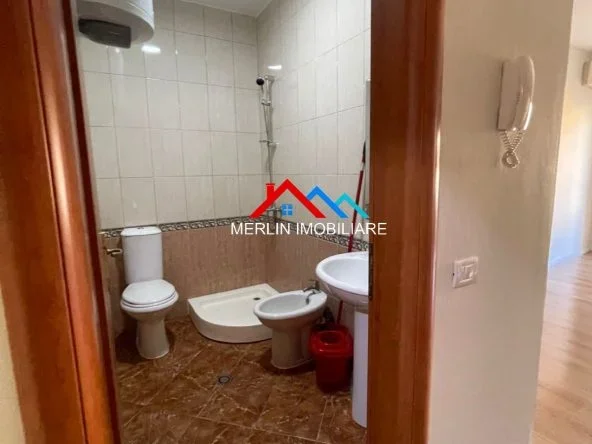 Tirane, jepet me qera apartament 1+1+Ballkon Kati 5, 65 m² 600 € (RRUGA MEDAR SHTYLLA,KOMUNA E PARISIT)