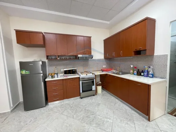 Tirane, jepet me qera apartament 2+1 Kati 1, 106 m² 650 € (Rruga e Kavajes)