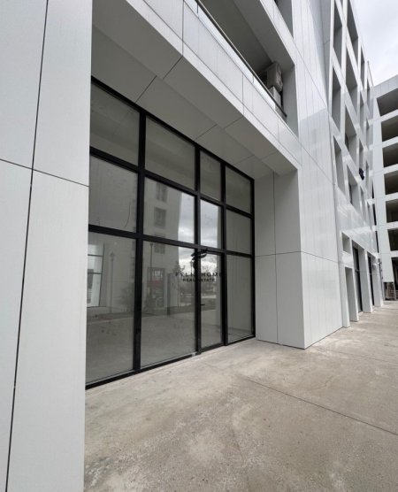 Tirane, jepet me qera dyqan Kati 0, 91 m² 1.500 € (PORCELAN)