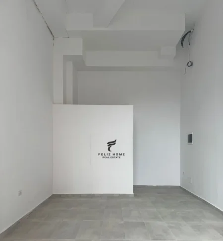 Tirane, jepet me qera zyre Kati 0, 28 m² 300 € (OXHAKU)