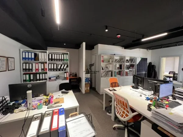 Tirane, jepet me qera zyre Kati 2, 75 m² 1.100 € (PAZARI I RI)