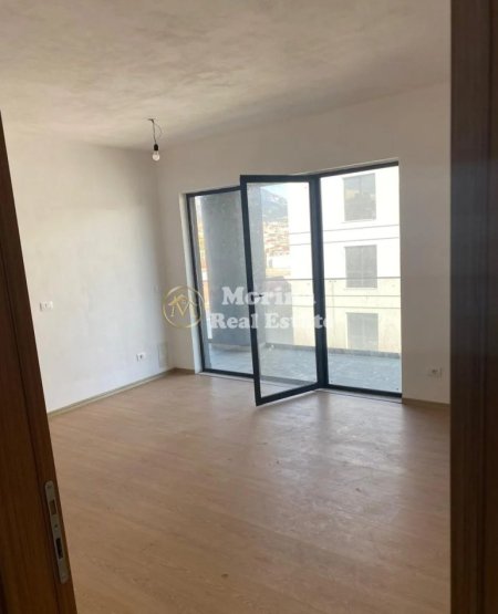 Tirane, shitet apartament 1+1 Kati 4, 85 m² 130.000 € (Rruga 5 Maji)