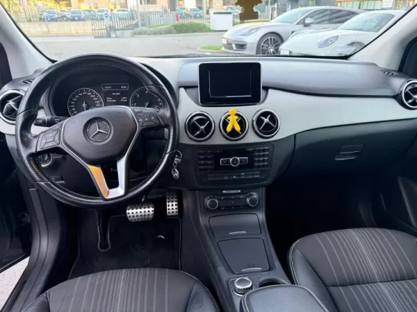 Durres, shitet makine Mercedez benz b-180 Nafte, gri e erret automatik Kondicioner 9.300 €