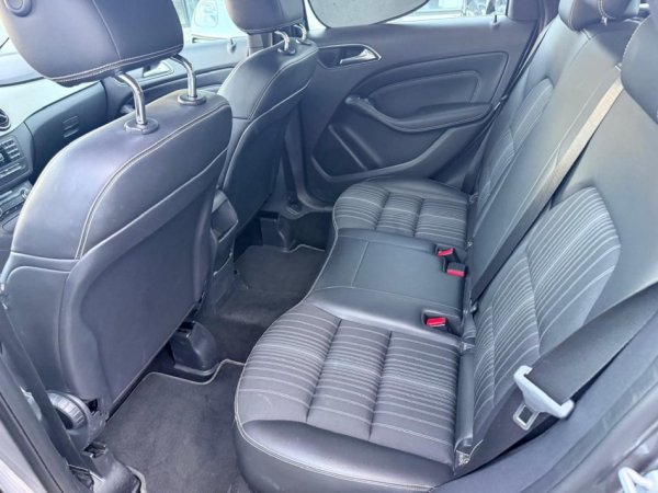 Durres, shitet makine Mercedez benz b-180 Nafte, gri e erret automatik Kondicioner 9.300 €