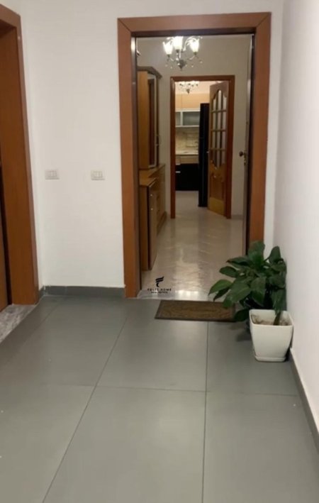 Tirane, jepet me qera apartament 2+1 Kati 5, 115 m² 850 € (PALLATI ME SHIGJETA)