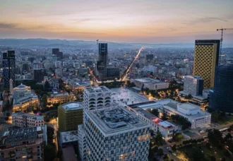 Tirane, jepet me qera ambjent biznesi Kati 0, 80 m² 2.000 € (Piaza)