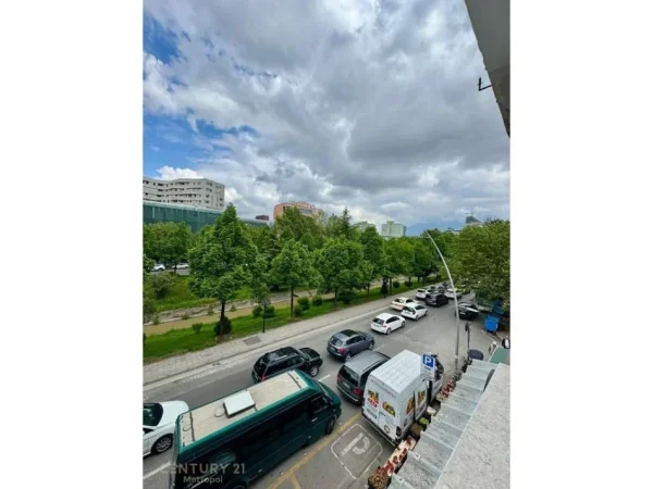 Tirane, jepet me qera ambjent biznesi Kati 1, 68 m² 750 € (Vasil Shanto)