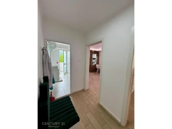 Tirane, jepet me qera ambjent biznesi Kati 1, 68 m² 750 € (Vasil Shanto)