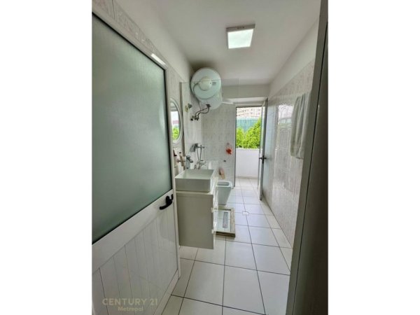 Tirane, jepet me qera ambjent biznesi Kati 1, 68 m² 750 € (Vasil Shanto)