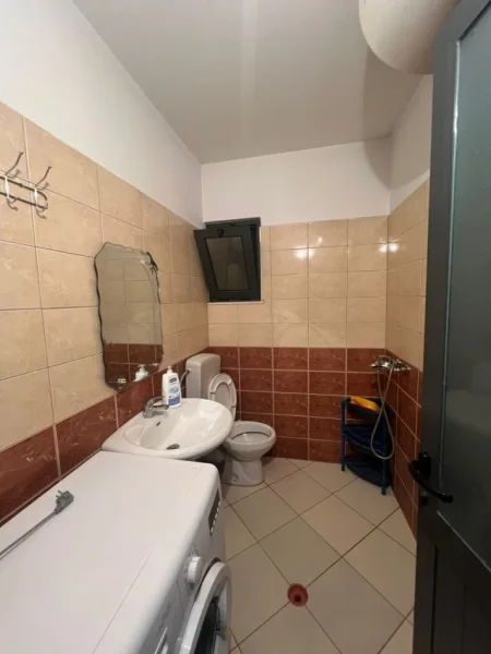 Tirane, jepet me qera apartament 1+1+Ballkon Kati 3, 52 m² 400 € (Komuna e Parisit)