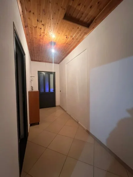 Tirane, jepet me qera apartament 1+1+Ballkon Kati 3, 52 m² 400 € (Komuna e Parisit)