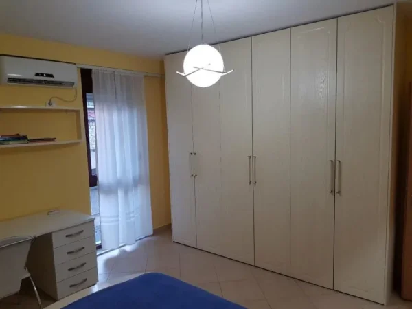 Tirane, jepet me qera apartament 2+1+Ballkon Kati 4, 94 m² 680 € (rruga e Barrikadave)