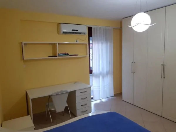Tirane, jepet me qera apartament 2+1+Ballkon Kati 4, 94 m² 680 € (rruga e Barrikadave)