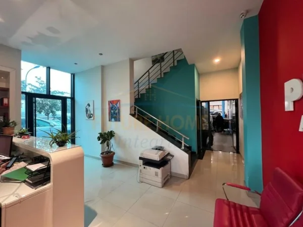 Tirane, shitet ambjent biznesi Kati 0, 1.820 m² 3.000.000 € 